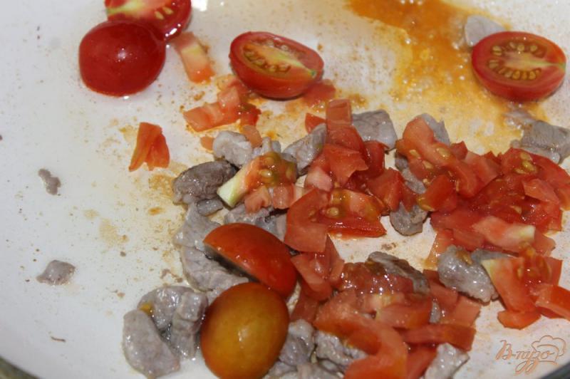 Фото приготовление рецепта: Паста со свининой и томатами шаг №3
