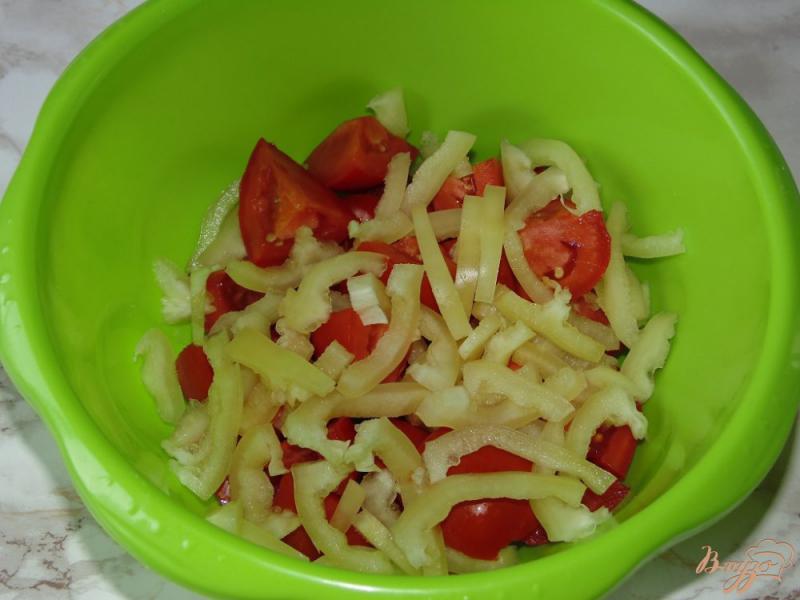 Фото приготовление рецепта: Салат из помидоров со сладким перцем и щавелем шаг №2