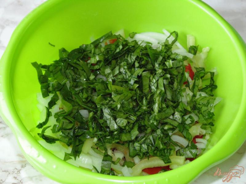 Фото приготовление рецепта: Салат из помидоров со сладким перцем и щавелем шаг №4