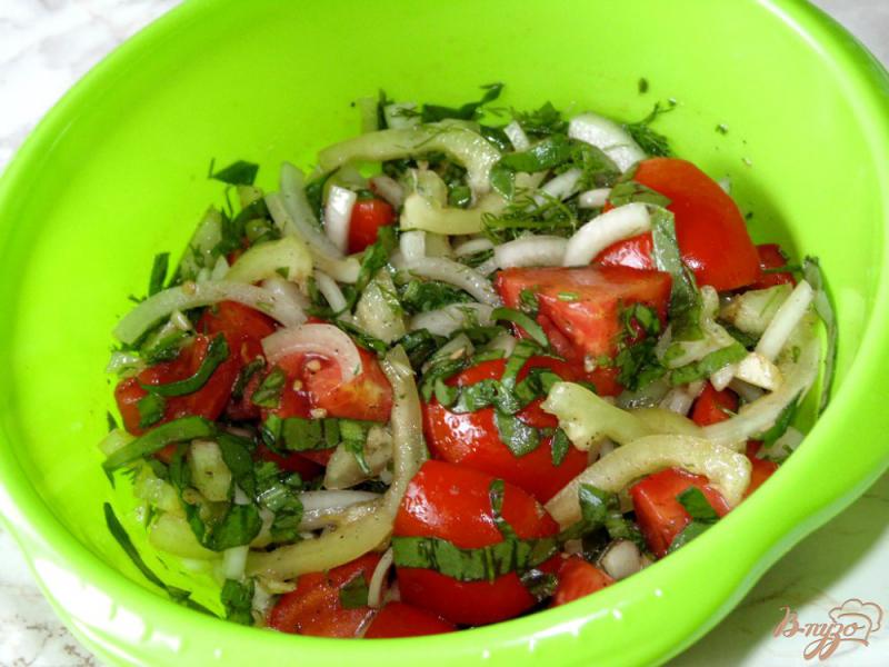 Фото приготовление рецепта: Салат из помидоров со сладким перцем и щавелем шаг №5