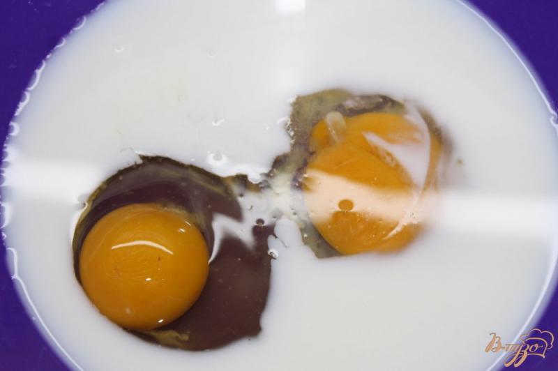 Фото приготовление рецепта: Свекольные блины с персиком и шоколадом шаг №2