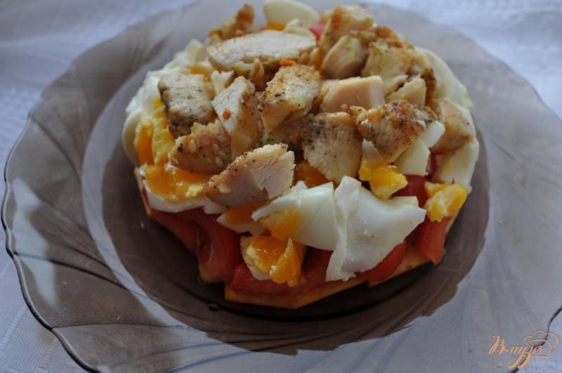 Фото приготовление рецепта: Салат с курицей и помидорами шаг №4