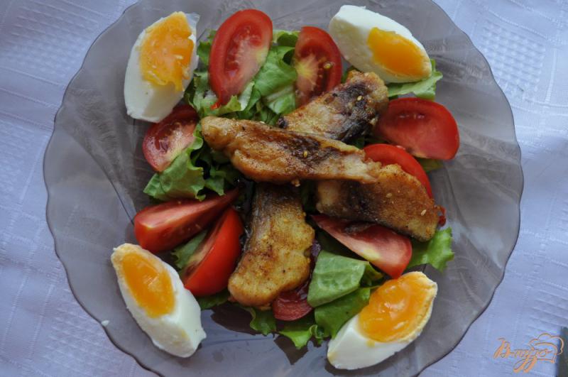 Фото приготовление рецепта: Салат с рыбой, салатом и соевым соусом шаг №4