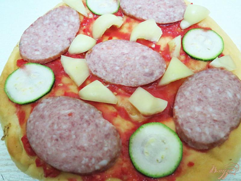 Фото приготовление рецепта: Пицца с салями, помидорами и цуккини шаг №6