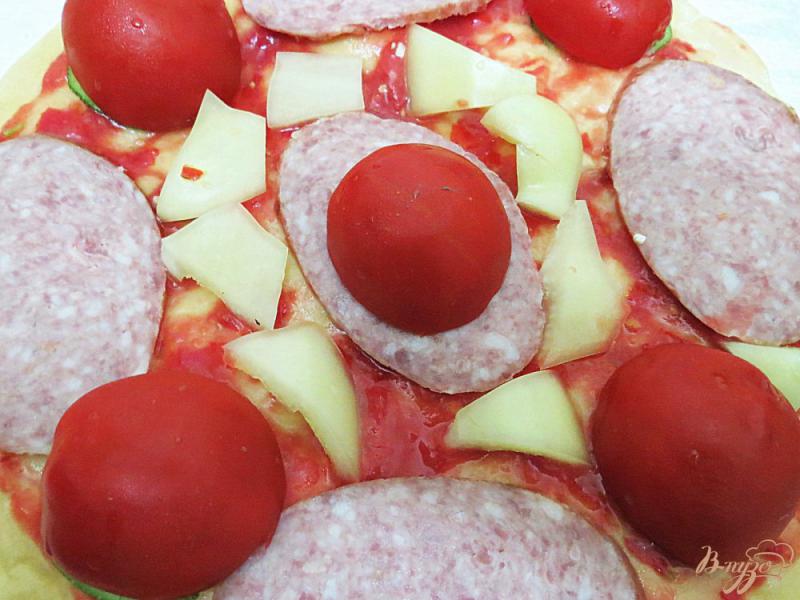 Фото приготовление рецепта: Пицца с салями, помидорами и цуккини шаг №7