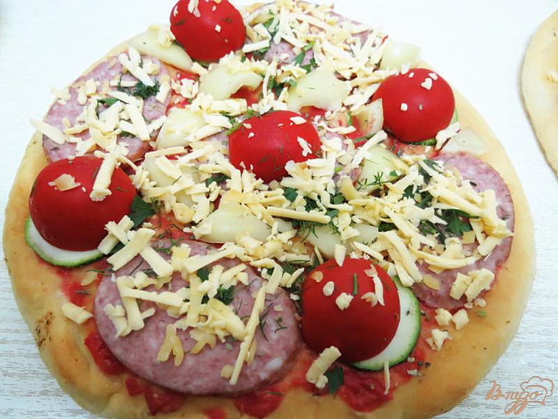 Фото приготовление рецепта: Пицца с салями, помидорами и цуккини шаг №8