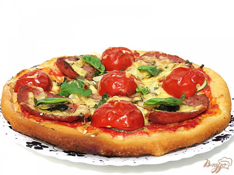 Фото приготовление рецепта: Пицца с салями, помидорами и цуккини шаг №9