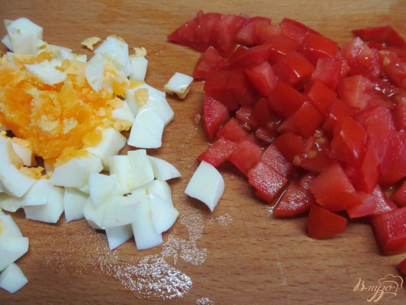 Фото приготовление рецепта: Салат из крабовых палочек с овощами шаг №2