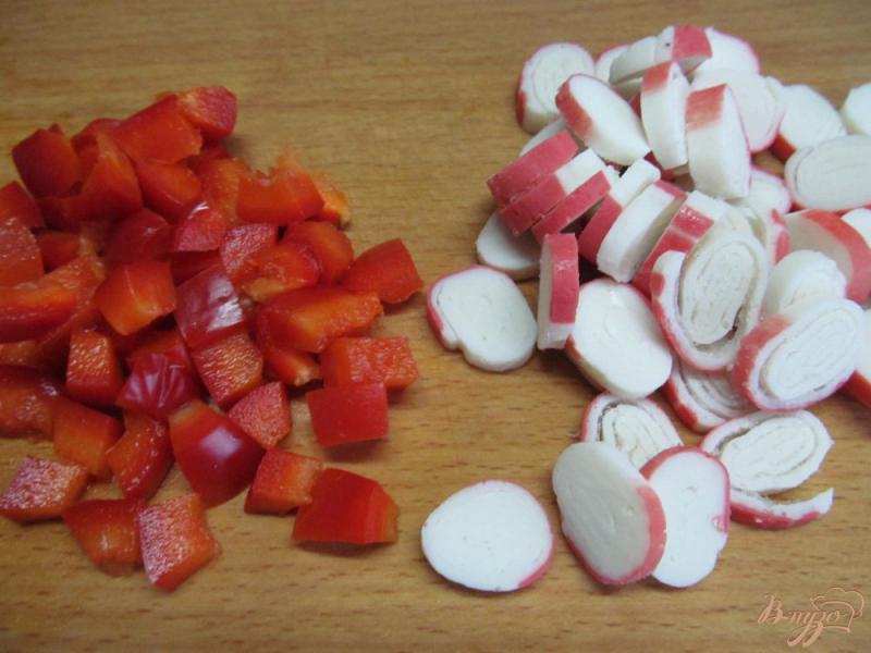 Фото приготовление рецепта: Салат из крабовых палочек с овощами шаг №1