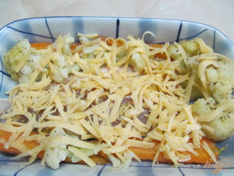 Фото приготовление рецепта: Сибас с овощами под сырной корочкой шаг №5