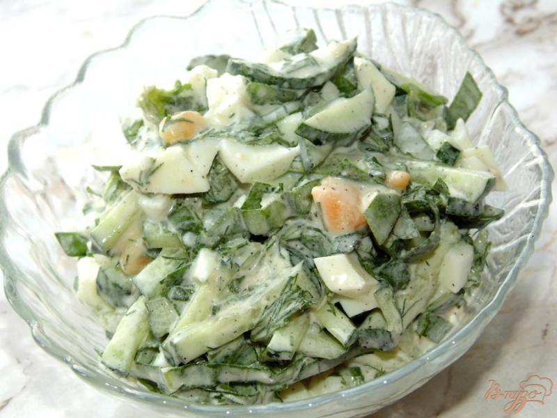 Фото приготовление рецепта: Яичный салат с щавелем и свежими огурцами шаг №4