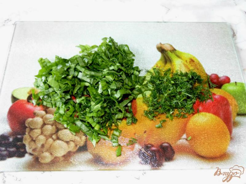Фото приготовление рецепта: Яичный салат с щавелем и свежими огурцами шаг №3