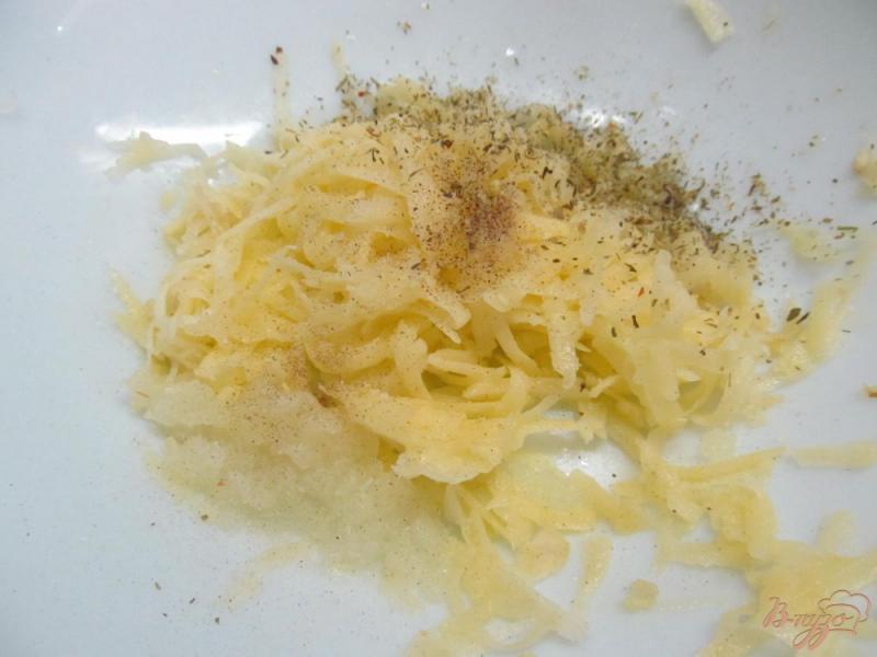 Фото приготовление рецепта: Быстрая закуска из картофеля в вафлях шаг №2
