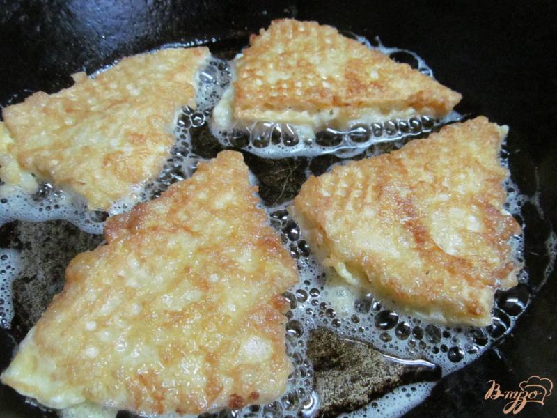 Фото приготовление рецепта: Быстрая закуска из картофеля в вафлях шаг №5