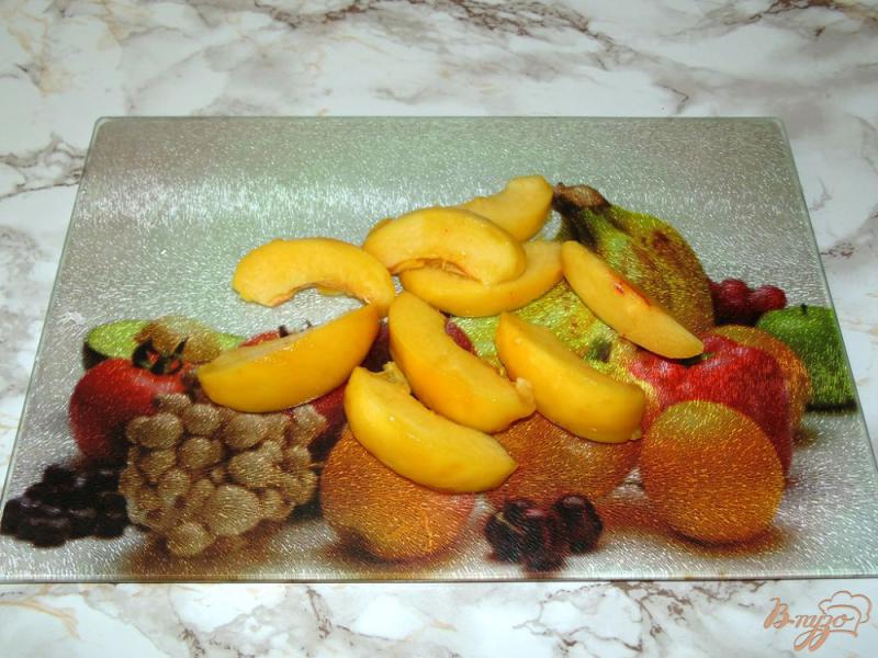 Фото приготовление рецепта: Творожная запеканка со свежим персиком шаг №3