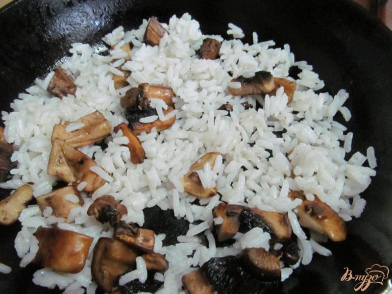 Фото приготовление рецепта: Жареный рис с грибами на беконе шаг №3