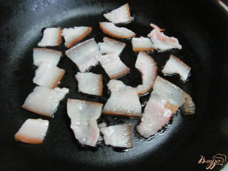 Фото приготовление рецепта: Жареный рис с грибами на беконе шаг №1