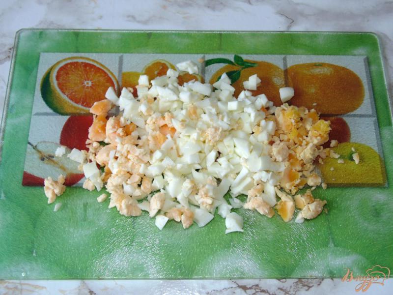 Фото приготовление рецепта: Рыбный салат с яйцами и зелеными оливками шаг №2