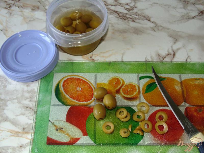 Фото приготовление рецепта: Рыбный салат с яйцами и зелеными оливками шаг №4