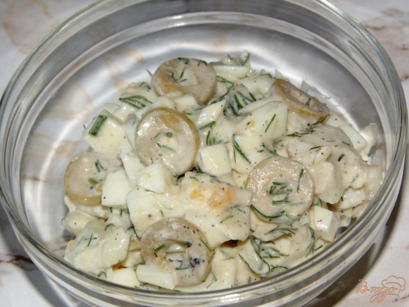 Фото приготовление рецепта: Рыбный салат с яйцами и зелеными оливками шаг №5