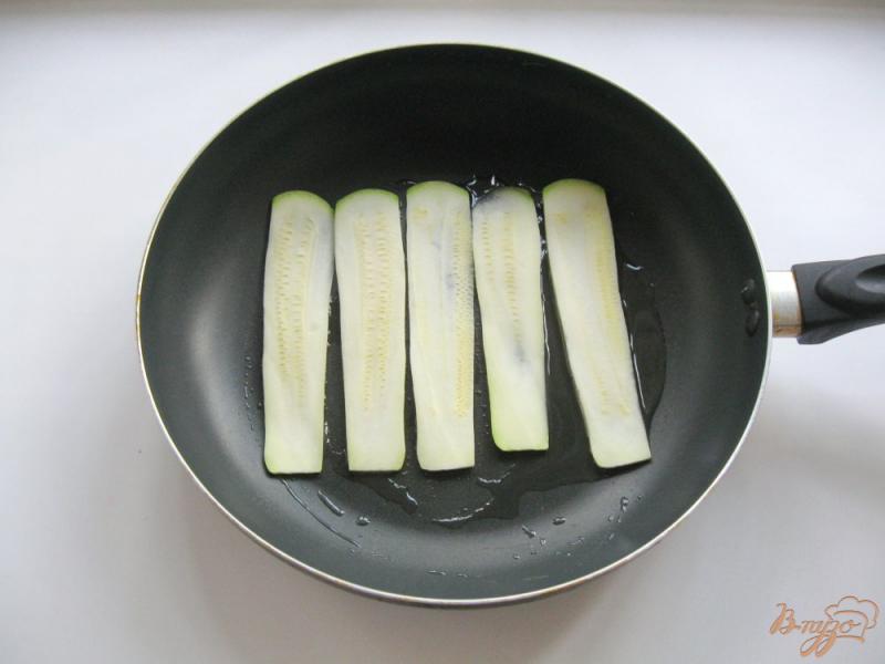 Фото приготовление рецепта: Тосты с кабачком и помидором шаг №2
