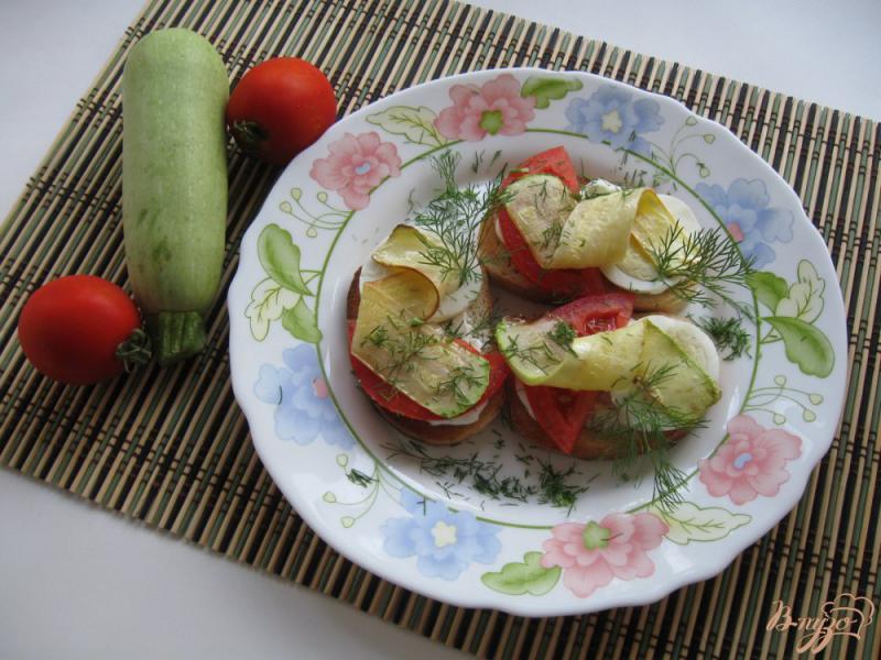 Фото приготовление рецепта: Тосты с кабачком и помидором шаг №8