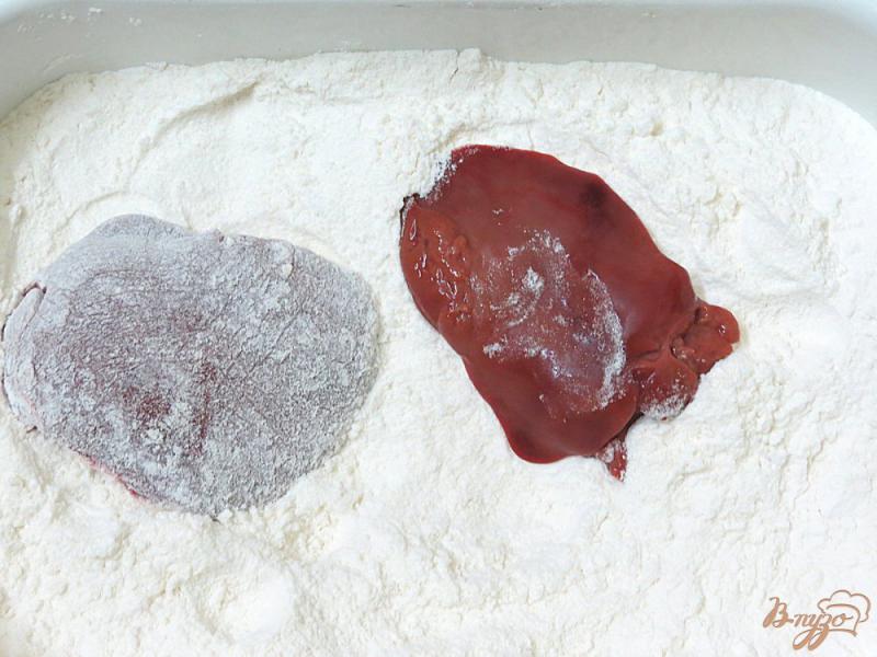 Фото приготовление рецепта: Печень в сметанном соусе с помидорами шаг №6