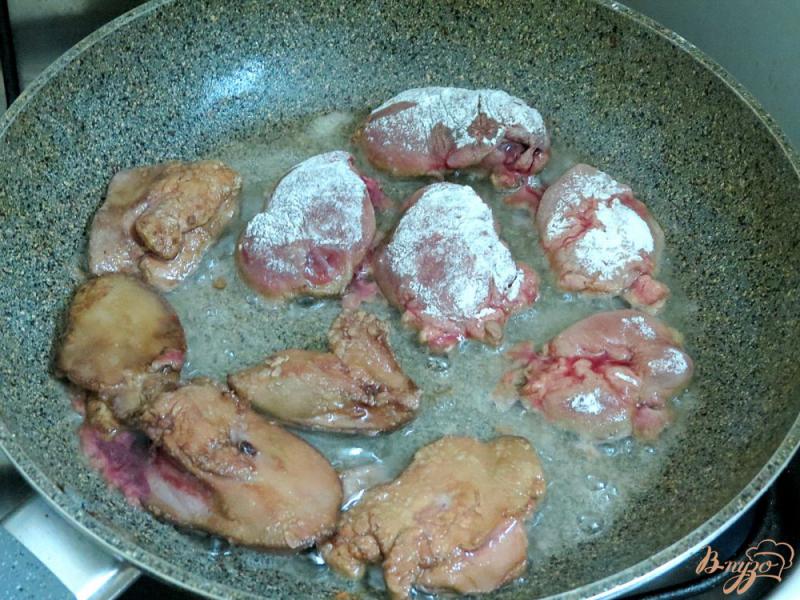 Фото приготовление рецепта: Печень в сметанном соусе с помидорами шаг №7