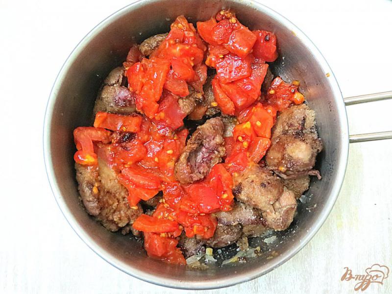 Фото приготовление рецепта: Печень в сметанном соусе с помидорами шаг №9