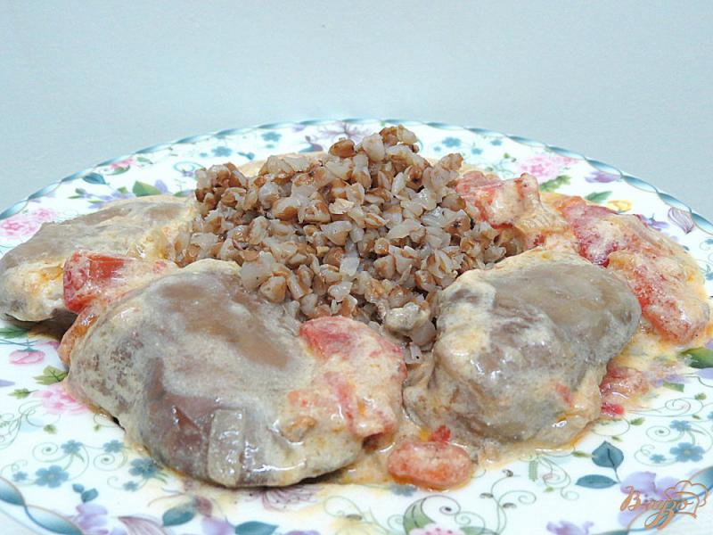 Фото приготовление рецепта: Печень в сметанном соусе с помидорами шаг №12