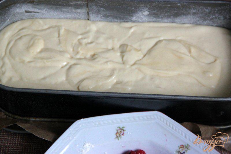 Фото приготовление рецепта: Американский кекс с красной смородиной шаг №4