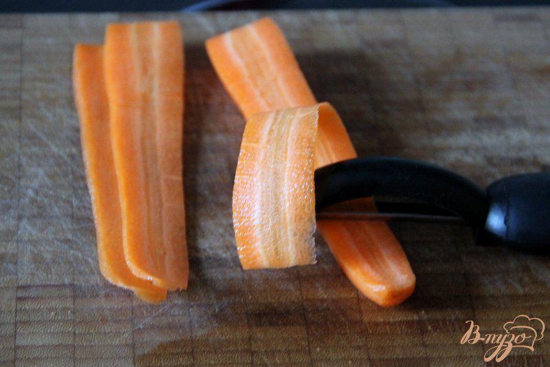 Фото приготовление рецепта: Зеленый салат с морковью и брынзой шаг №1