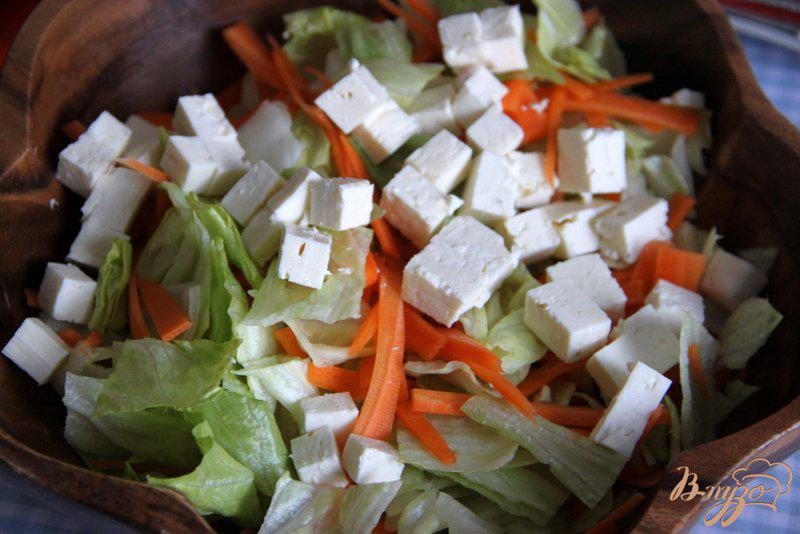 Фото приготовление рецепта: Зеленый салат с морковью и брынзой шаг №3