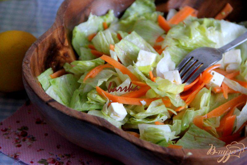 Фото приготовление рецепта: Зеленый салат с морковью и брынзой шаг №5