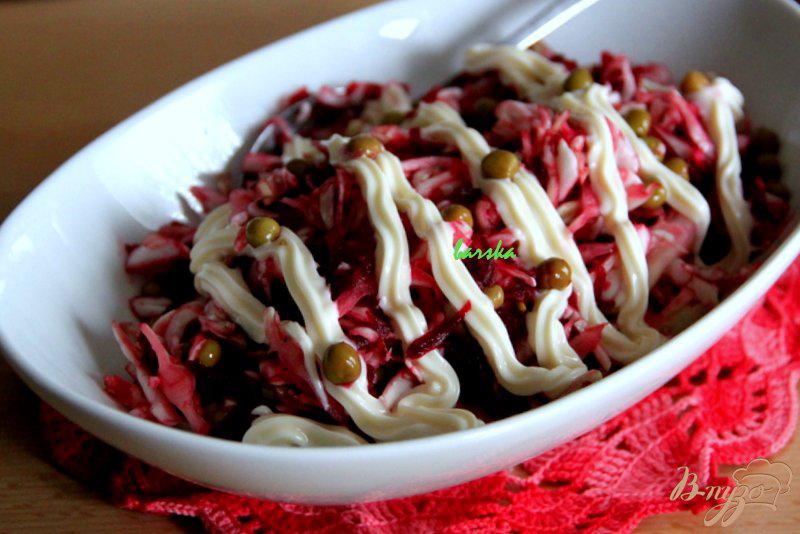 Фото приготовление рецепта: Салат из капусты и свеклы с горошком и сыром шаг №3