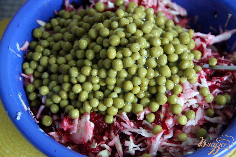 Фото приготовление рецепта: Салат из капусты и свеклы с горошком и сыром шаг №2
