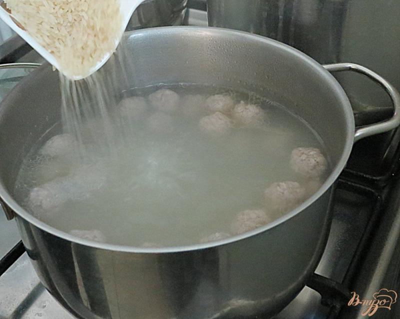 Фото приготовление рецепта: Суп с фрикадельками, помидорами и рисом шаг №4