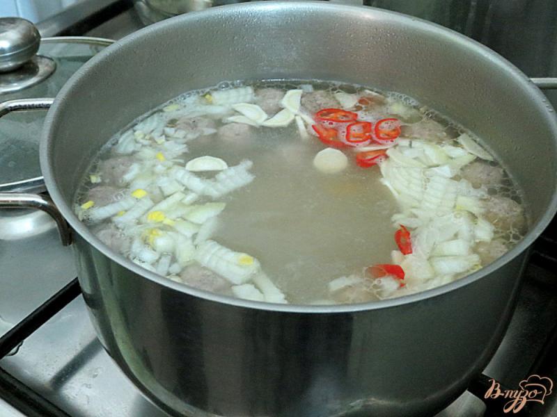 Фото приготовление рецепта: Суп с фрикадельками, помидорами и рисом шаг №6