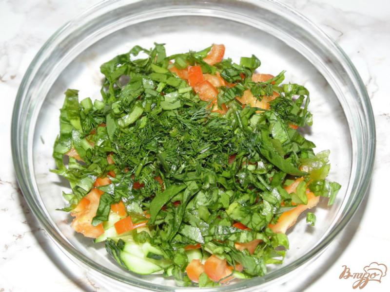 Фото приготовление рецепта: Овощной салат с щавелем и семенами подсолнечника шаг №4