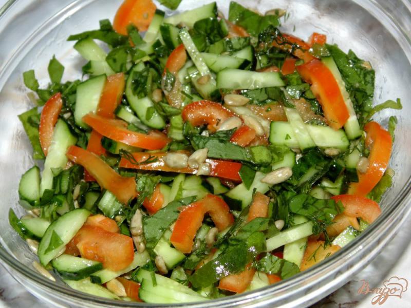 Фото приготовление рецепта: Овощной салат с щавелем и семенами подсолнечника шаг №6