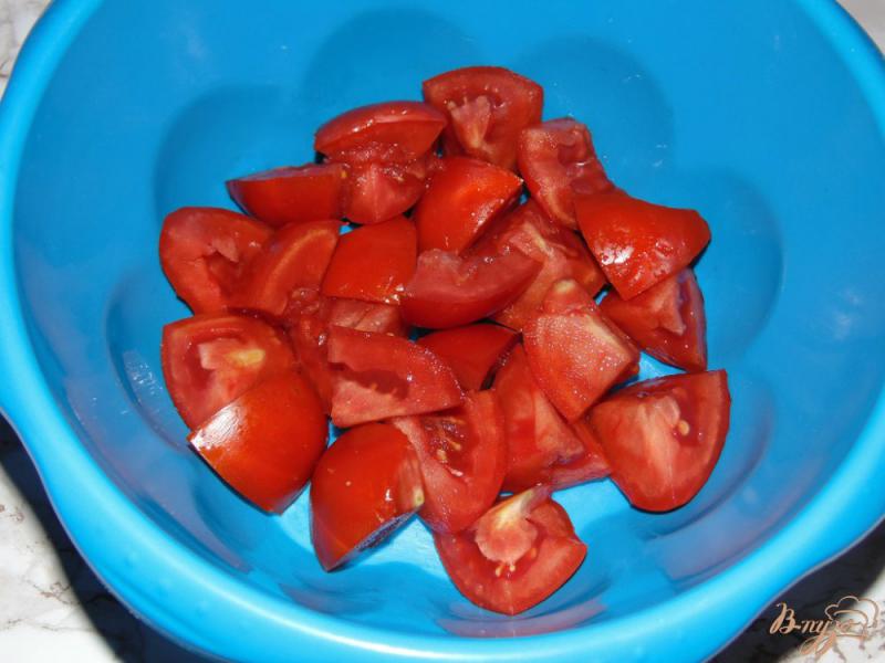 Фото приготовление рецепта: Салат из помидоров с семечками шаг №2