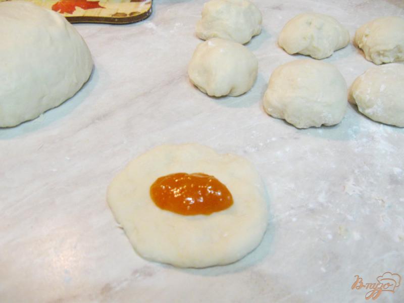Фото приготовление рецепта: Сдобные булочки с абрикосовым джемом шаг №3