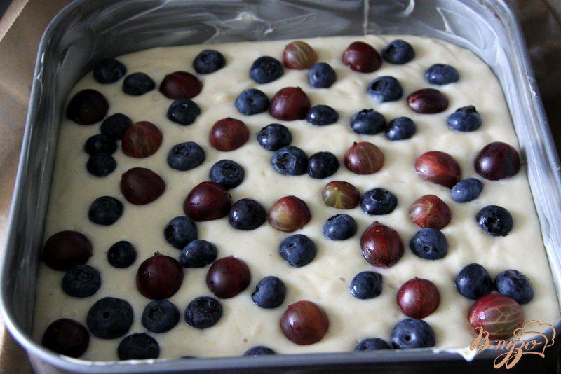Фото приготовление рецепта: Творожный пирог  ягодами шаг №4