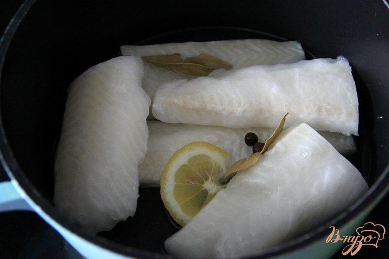 Фото приготовление рецепта: Рыба под зеленым соусом шаг №1