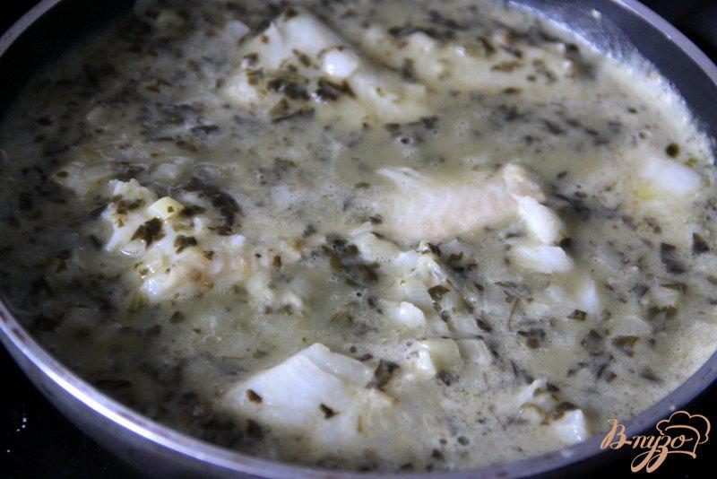 Фото приготовление рецепта: Рыба под зеленым соусом шаг №5