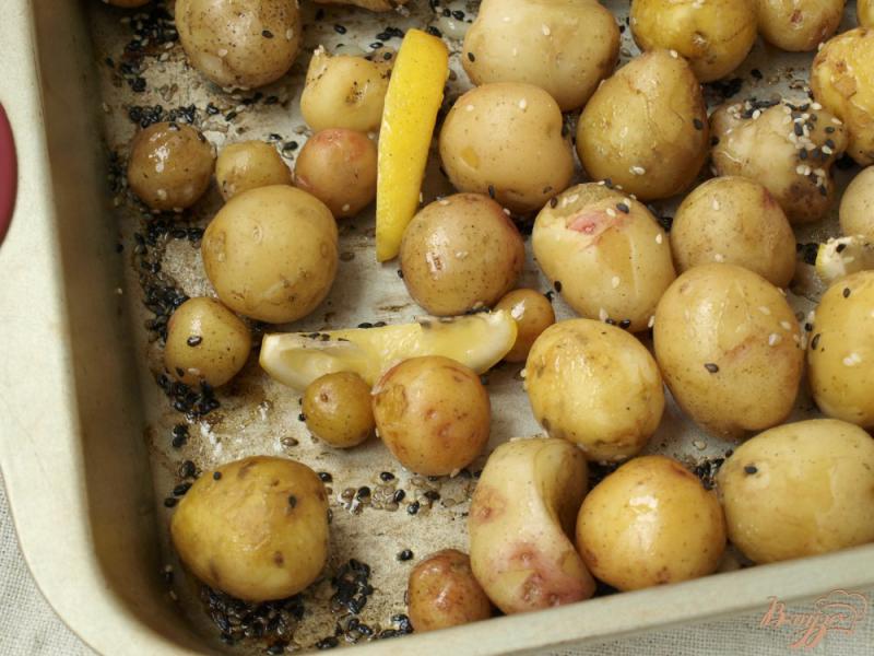 Фото приготовление рецепта: Молодая картошка запечённая с лимоном и кунжутом шаг №3