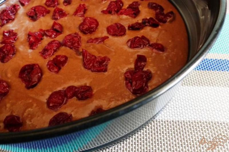 Фото приготовление рецепта: Шоколадно-вишневый пирог шаг №4
