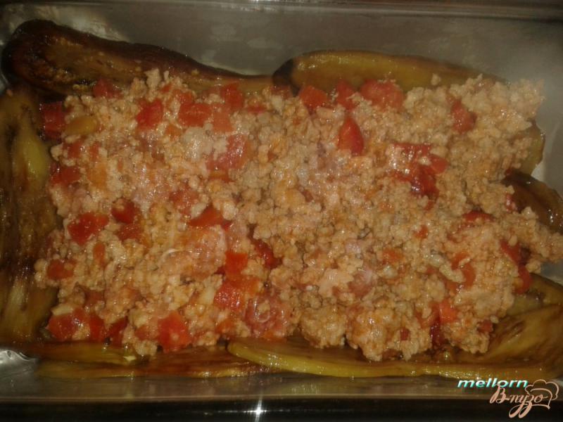 Фото приготовление рецепта: Запеканка из баклажан, фарша и помидор шаг №6