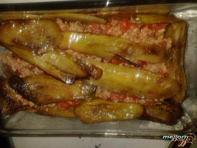 Фото приготовление рецепта: Запеканка из баклажан, фарша и помидор шаг №7