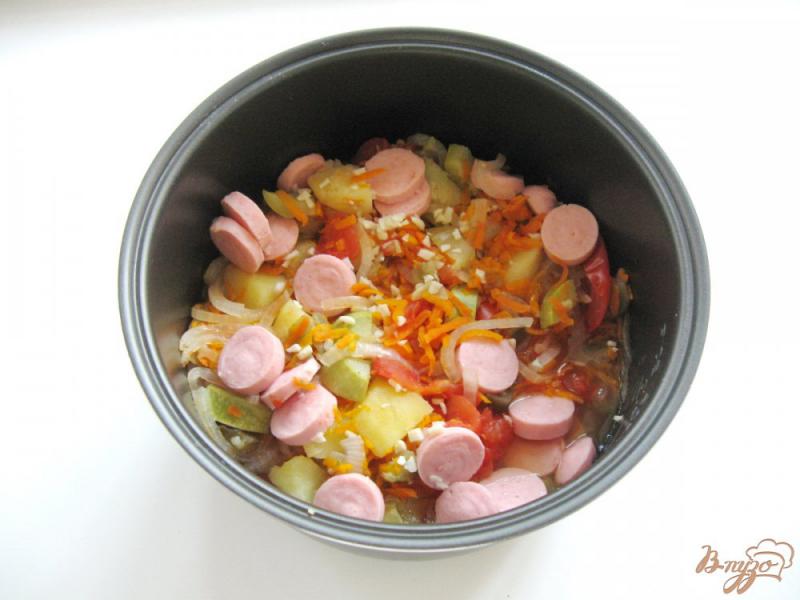 Фото приготовление рецепта: Тушеные овощи с сосисками в мультиварке шаг №8